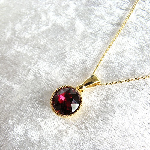 【紅のしずく — Autumn Whisper】シンプルなクリスタルガラスのネックレス シャム 金具の色が選べます