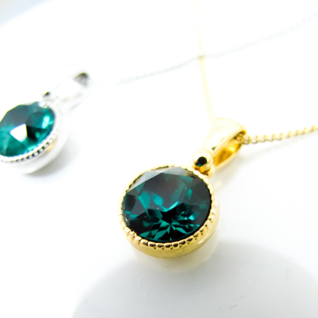 *シンプルなまるいクリスタルガラスのネックレス エメラルド*金具の色が選べます