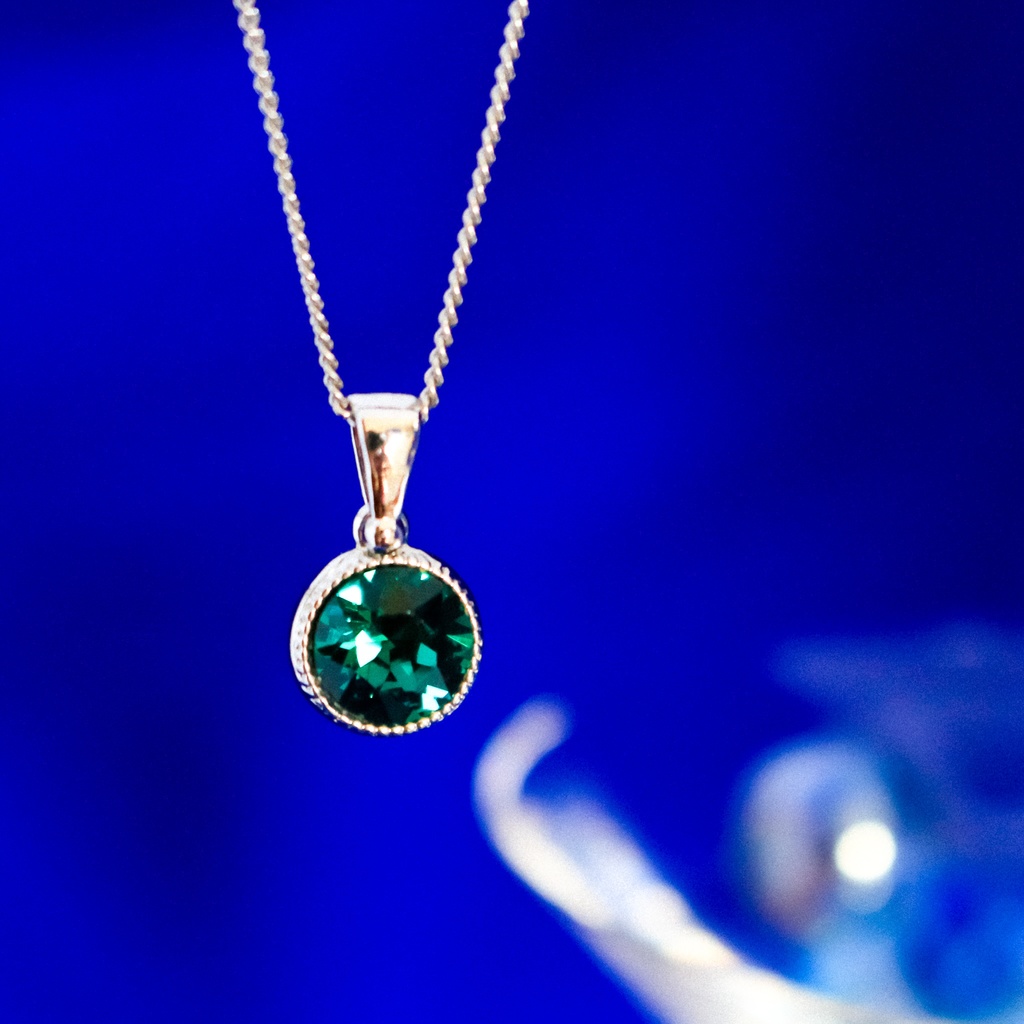 *シンプルなまるいクリスタルガラスのネックレス エメラルド*金具の色が選べます