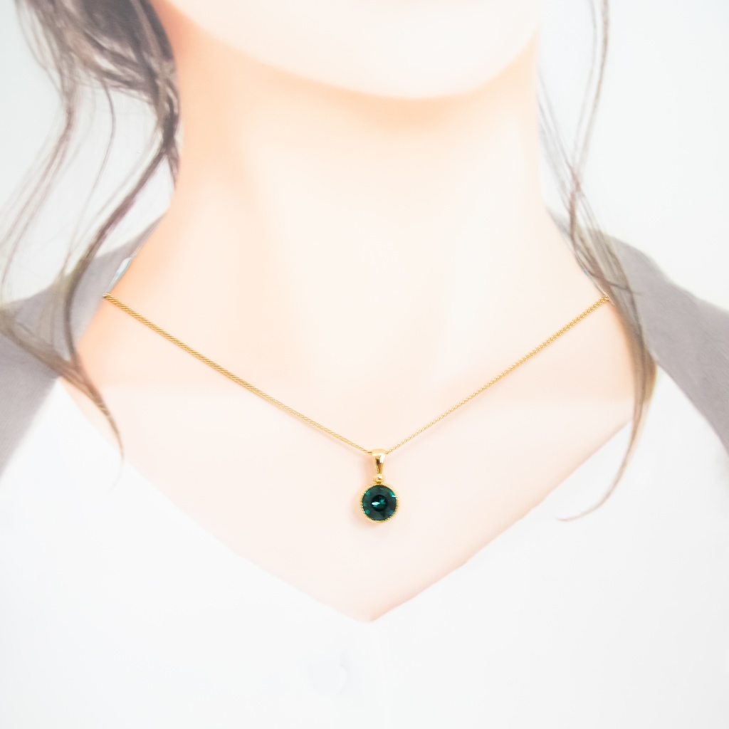 *シンプルなまるいクリスタルガラスのネックレス エメラルド*金具の色が選べます