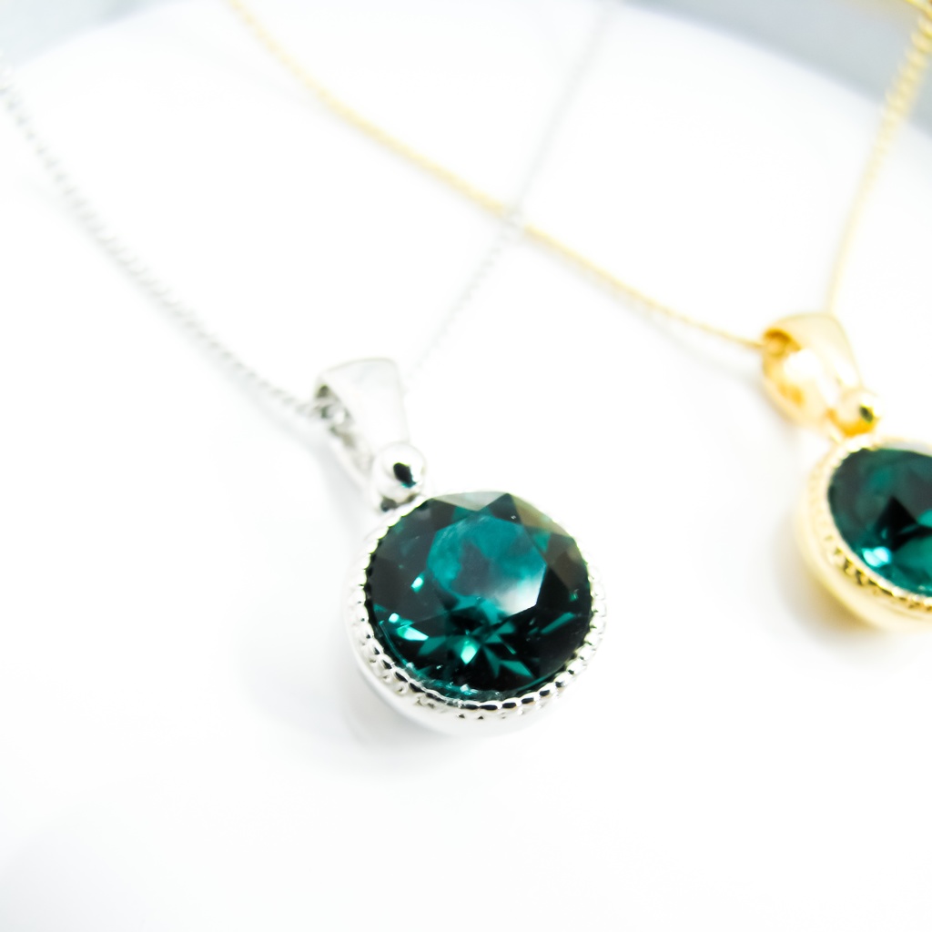 *シンプルなまるいクリスタルガラスのネックレス エメラルド*金具の色が選べます