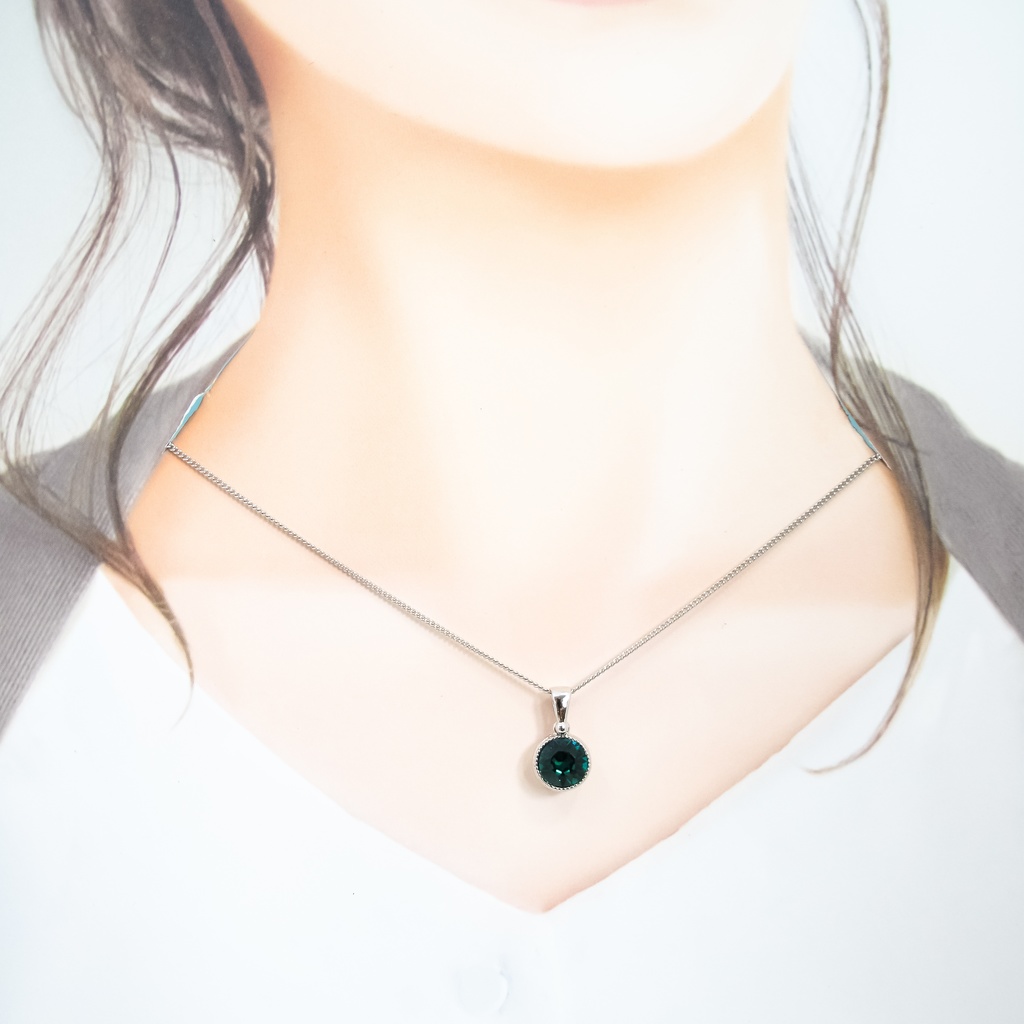 *シンプルなまるいクリスタルガラスのネックレス エメラルド*金具の色が選べます