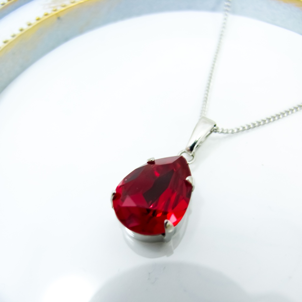 【深紅のしずく】*ペアシェイプクリスタルガラスのネックレス シャム 選べる金具色*