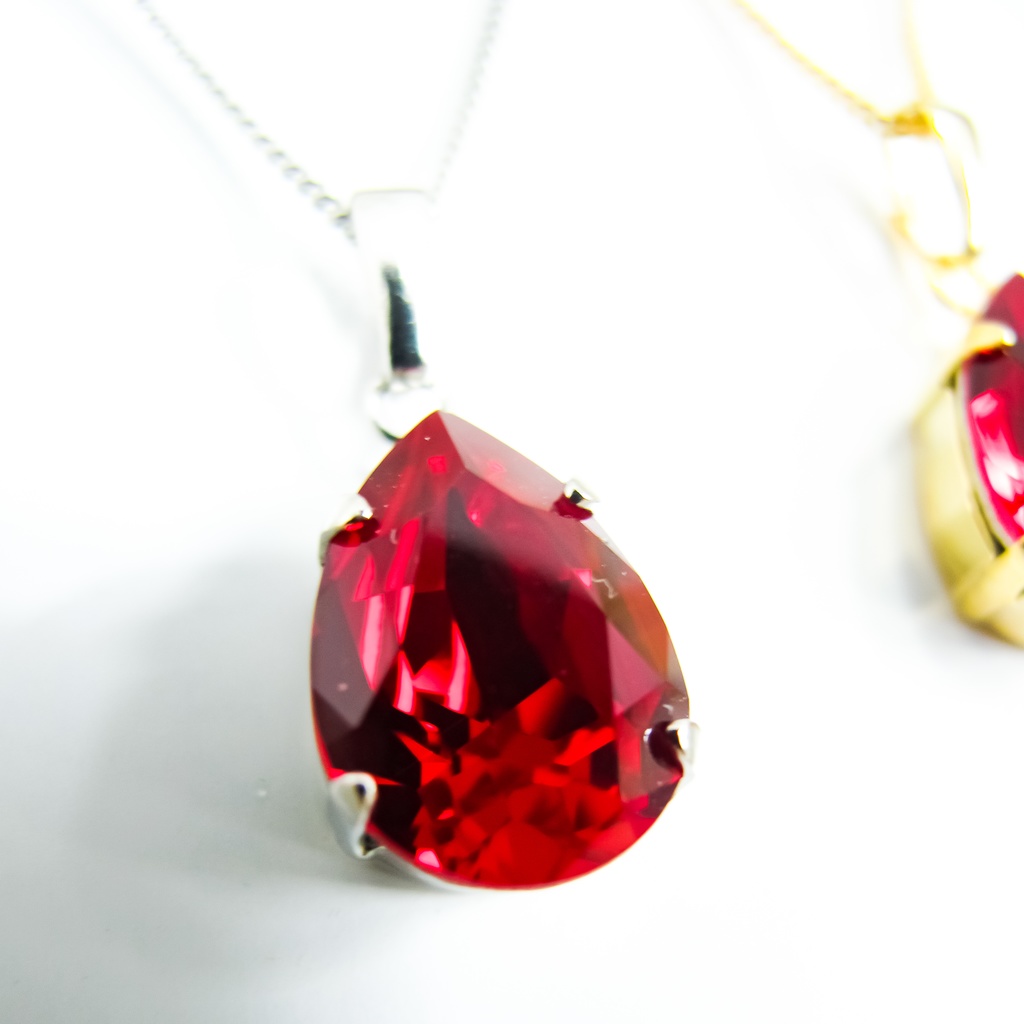 【深紅のしずく】*ペアシェイプクリスタルガラスのネックレス シャム 選べる金具色*