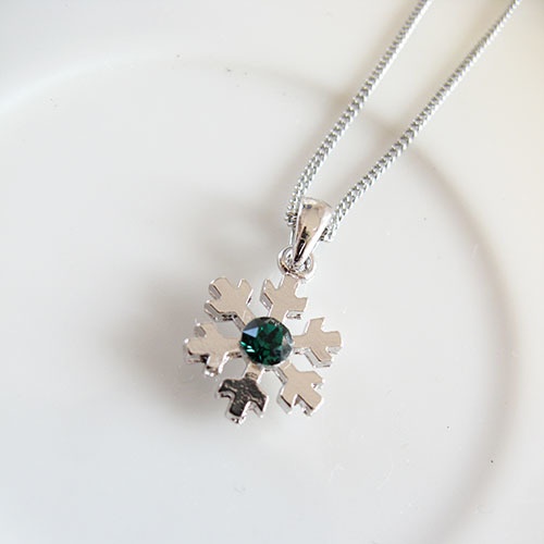 【プレゼントにも】雪の結晶ネックレス エメラルドカラー 金具の色が選べます
