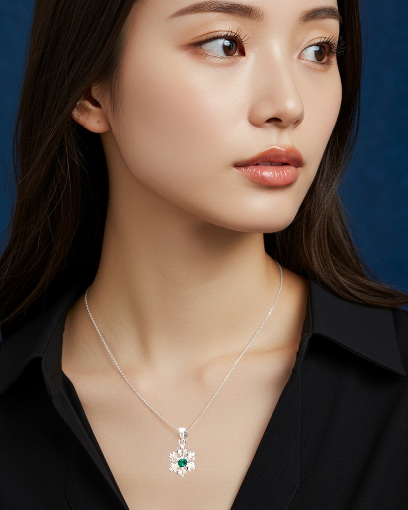 【プレゼントにも】雪の結晶ネックレス エメラルドカラー 金具の色が選べます