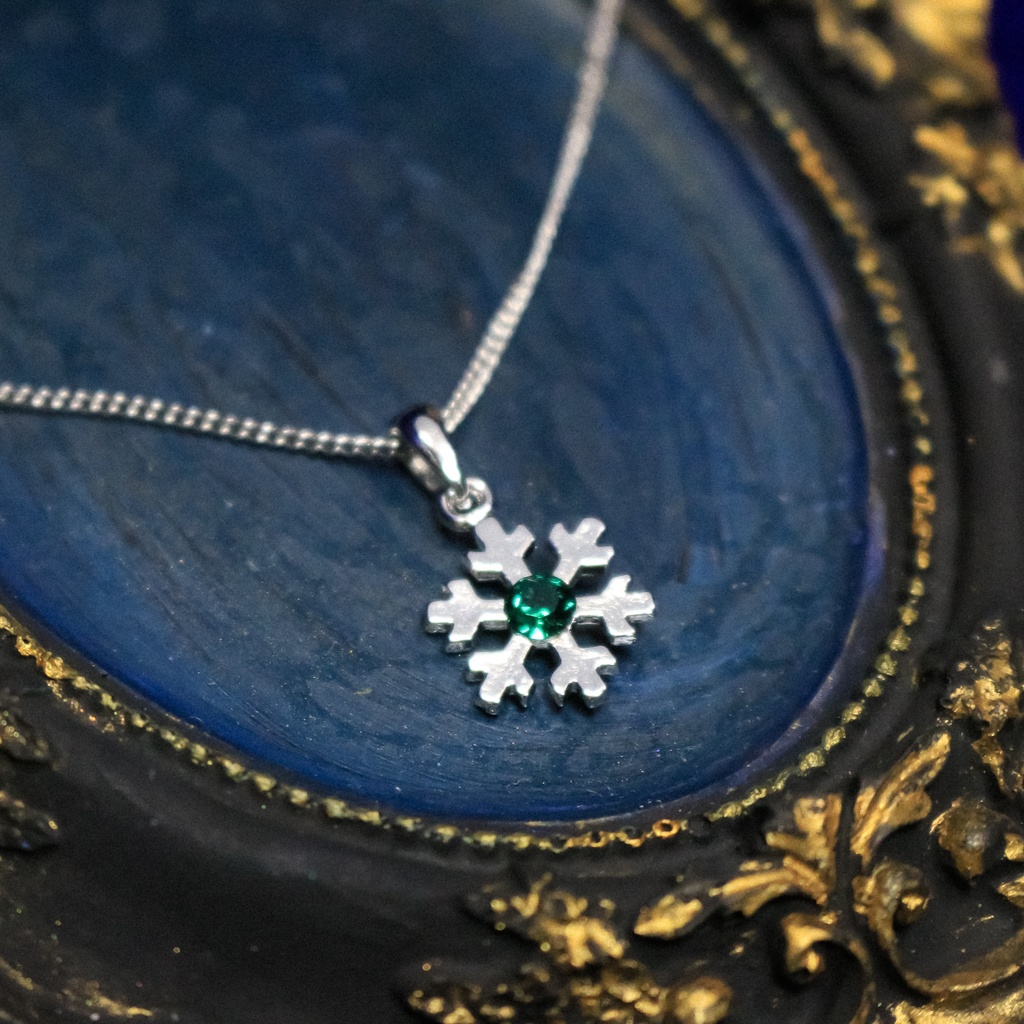 【プレゼントにも】雪の結晶ネックレス エメラルドカラー 金具の色が選べます