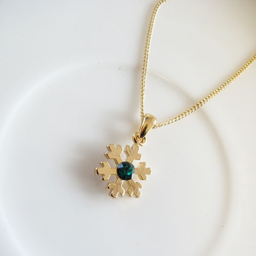 【プレゼントにも】雪の結晶ネックレス エメラルドカラー 金具の色が選べます