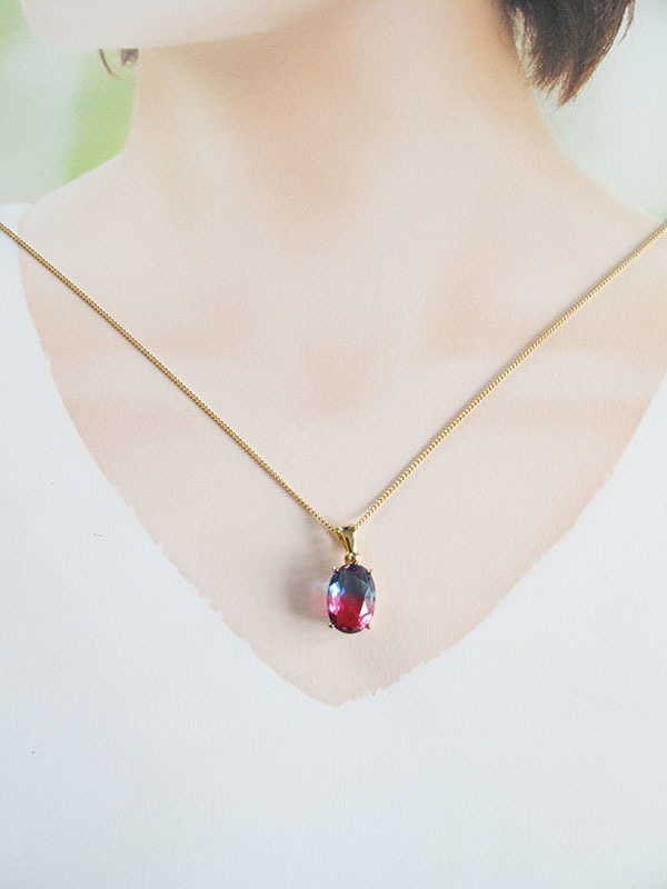 きれいめ上品な ブルー×マゼンダのオーバルカットネックレス 16kgp使用