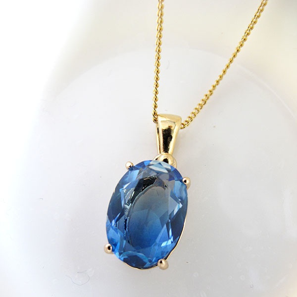 ブルーグラデーションのオーバルカットネックレス 16kgp使用