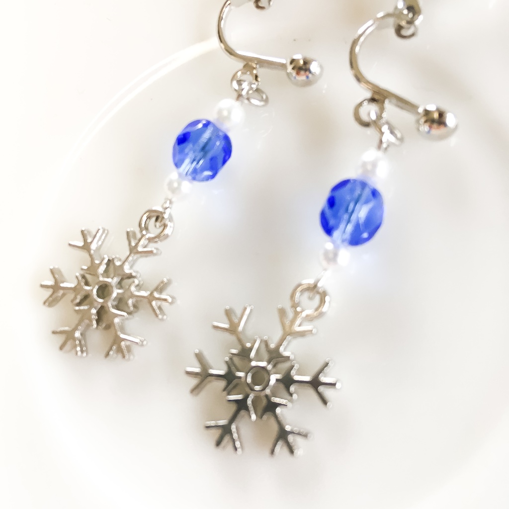 サファイアカラーのチェコビーズと雪の結晶のイヤリング(金具変換可能)