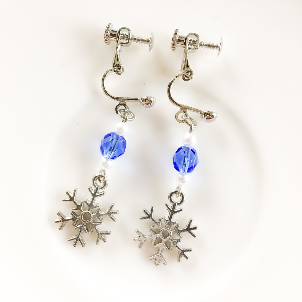 サファイアカラーのチェコビーズと雪の結晶のイヤリング(金具変換可能)