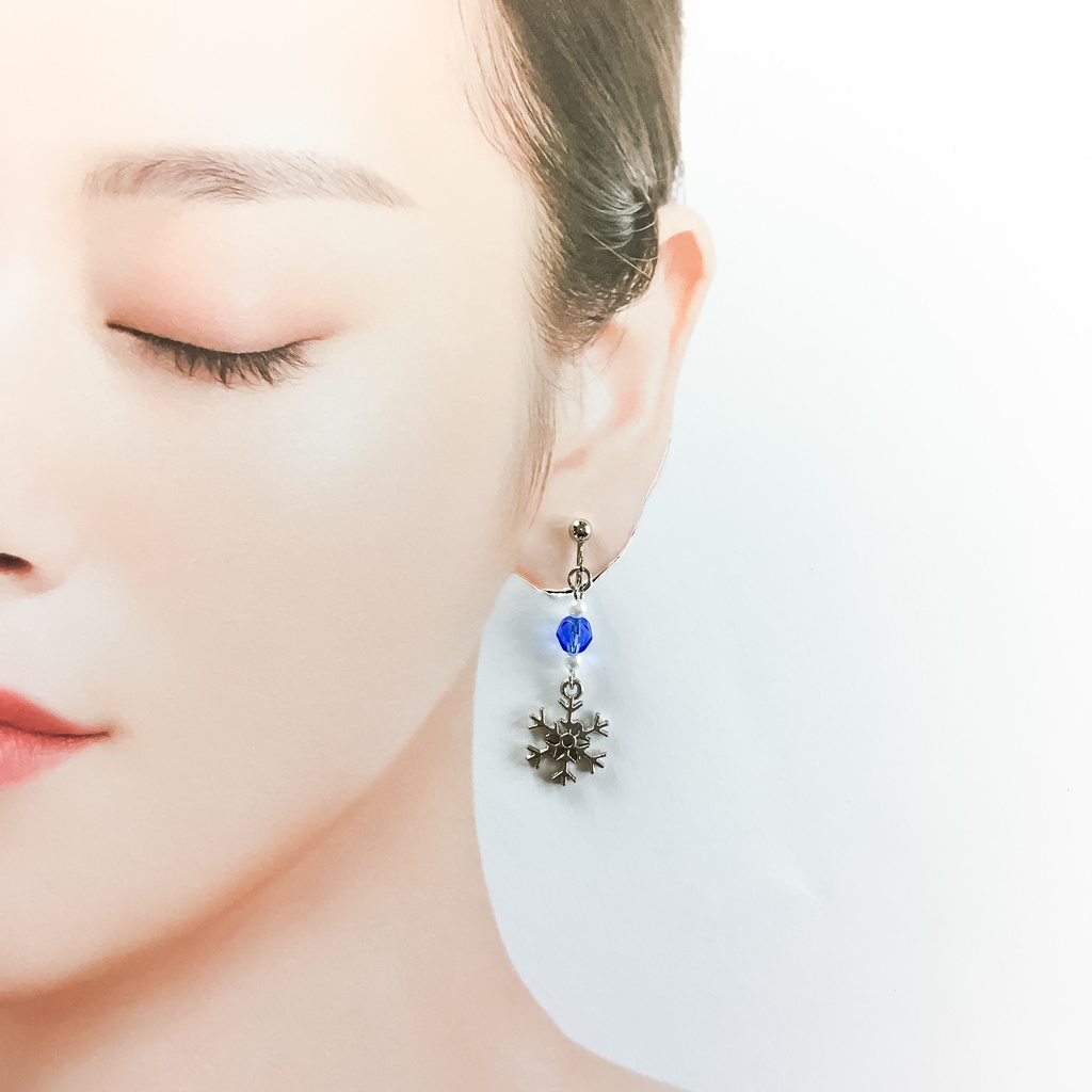 サファイアカラーのチェコビーズと雪の結晶のイヤリング(金具変換可能)
