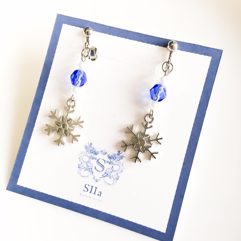 サファイアカラーのチェコビーズと雪の結晶のイヤリング(金具変換可能)
