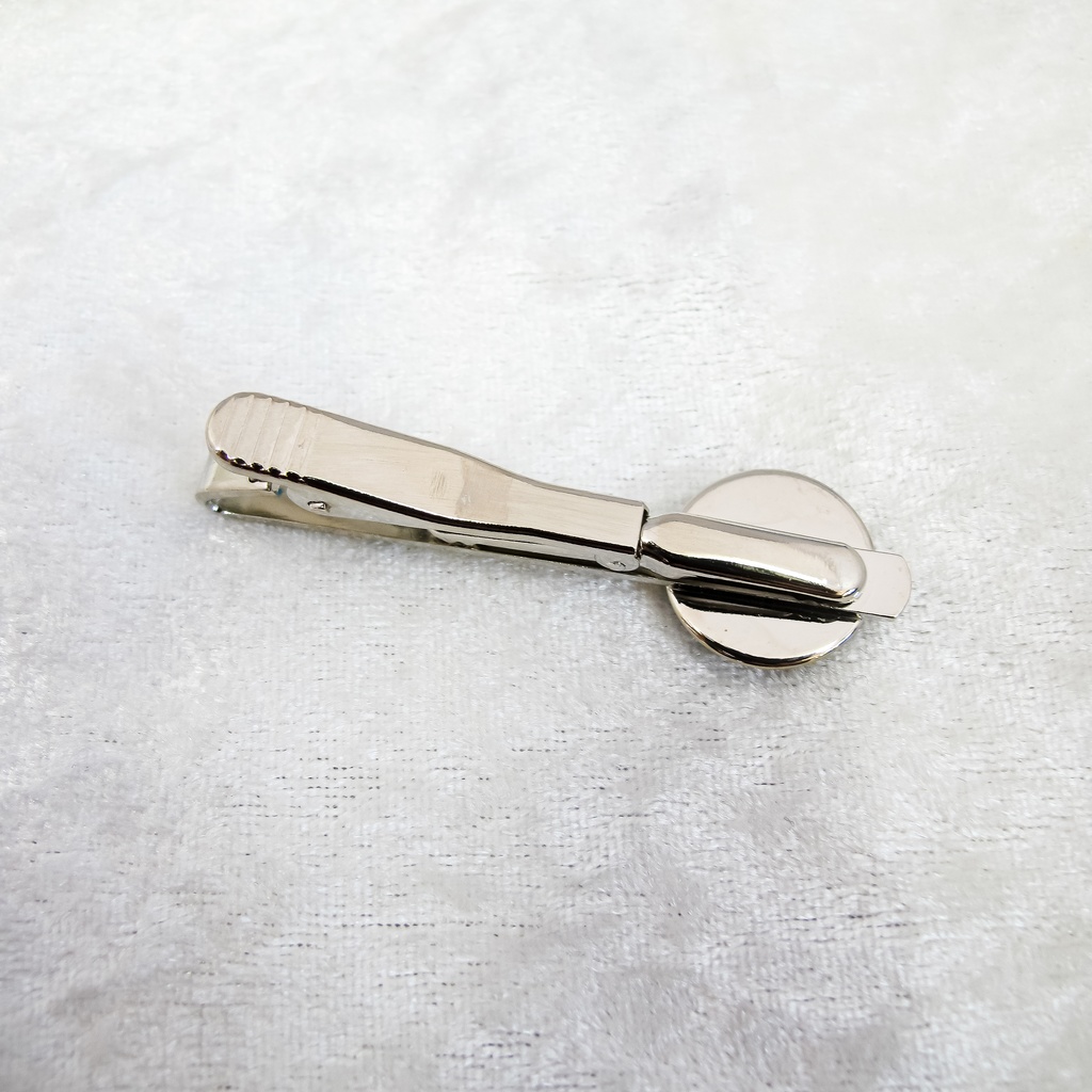 【成人式やプレゼントに】雪降る夜のネクタイピン ブラック×グリーン シルバー金具