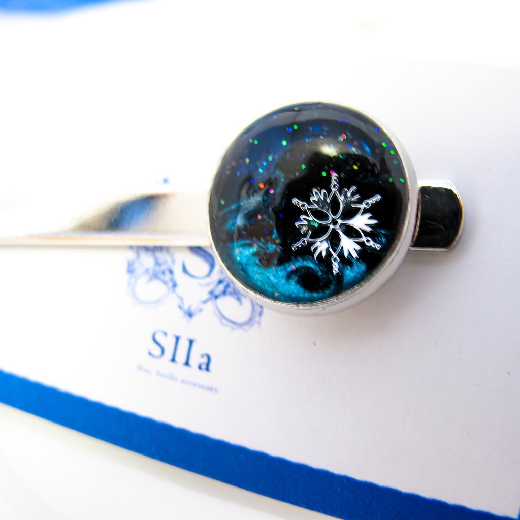 【成人式やプレゼントに】雪降る夜のネクタイピン ブラック×グリーン シルバー金具