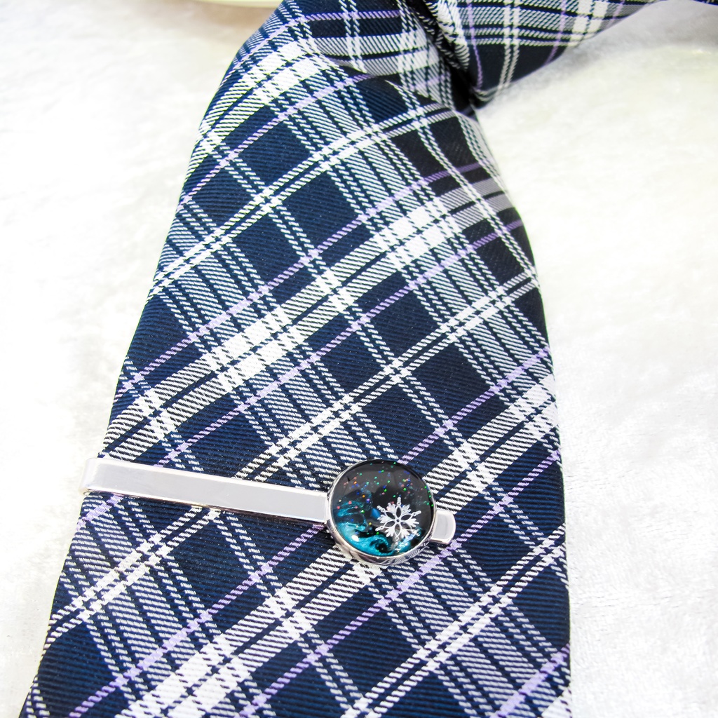 【成人式やプレゼントに】雪降る夜のネクタイピン ブラック×グリーン シルバー金具