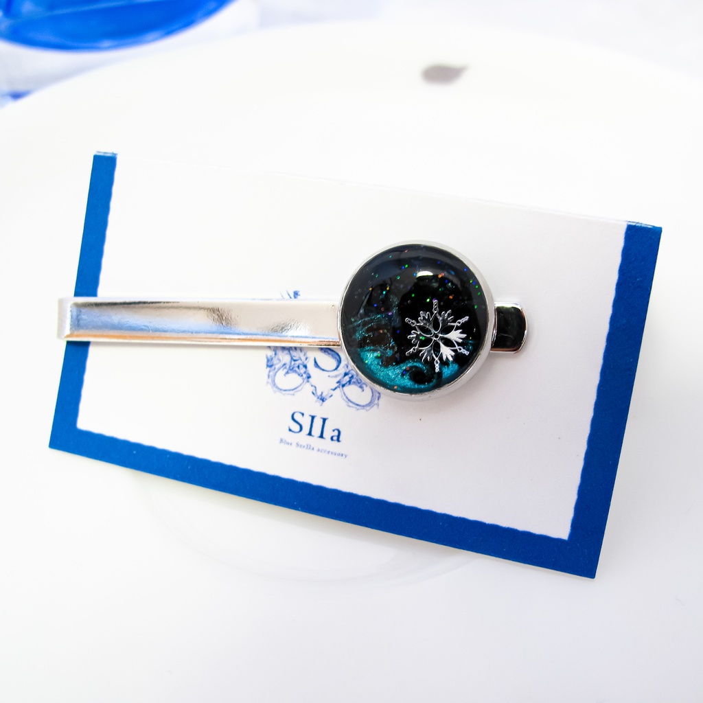 【成人式やプレゼントに】雪降る夜のネクタイピン ブラック×グリーン シルバー金具