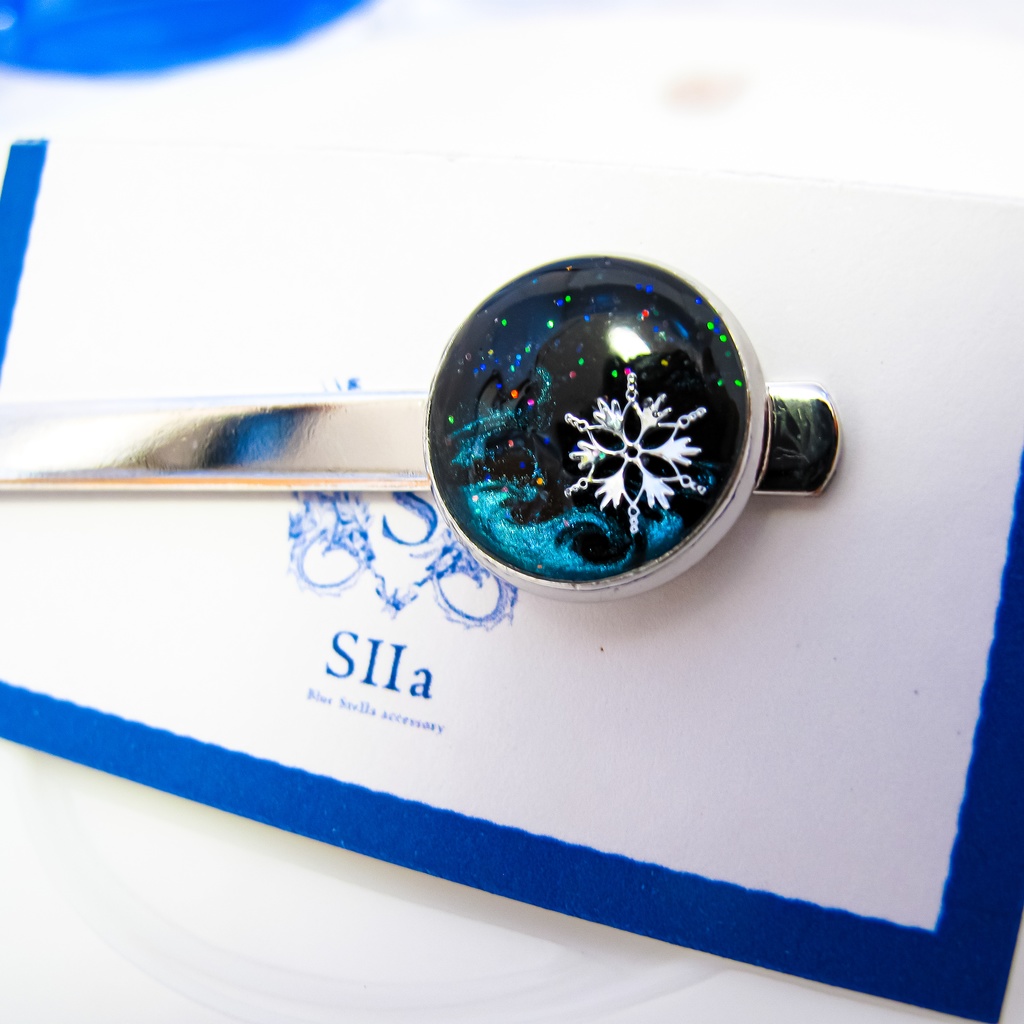 【成人式やプレゼントに】雪降る夜のネクタイピン ブラック×グリーン シルバー金具