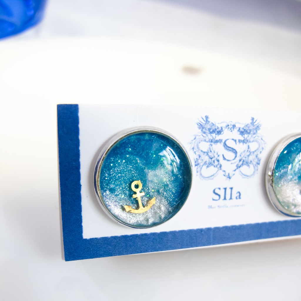 【初夏の海風をまとう水色マリンのカフスボタン】 スカイブルー×ホワイト シルバー金具