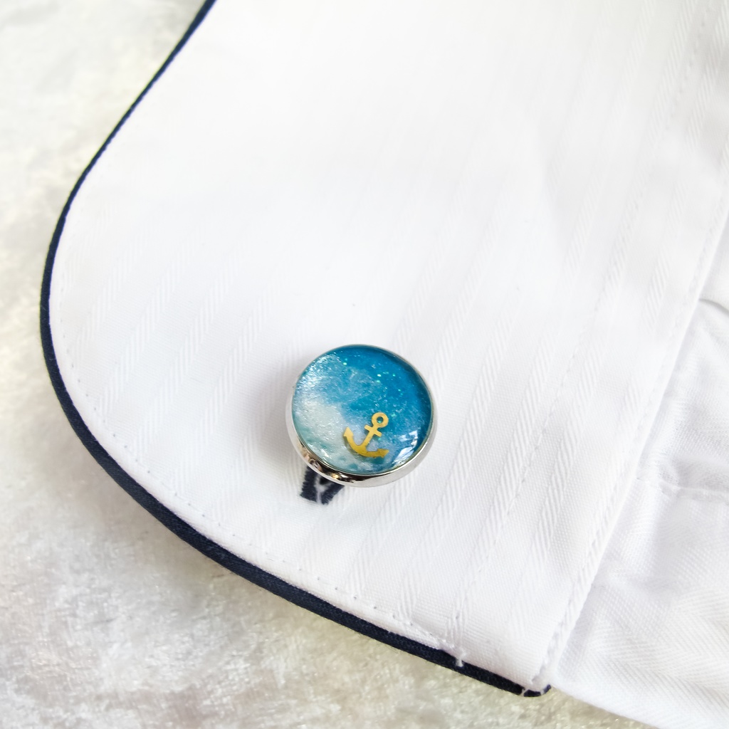 【初夏の海風をまとう水色マリンのカフスボタン】 スカイブルー×ホワイト シルバー金具