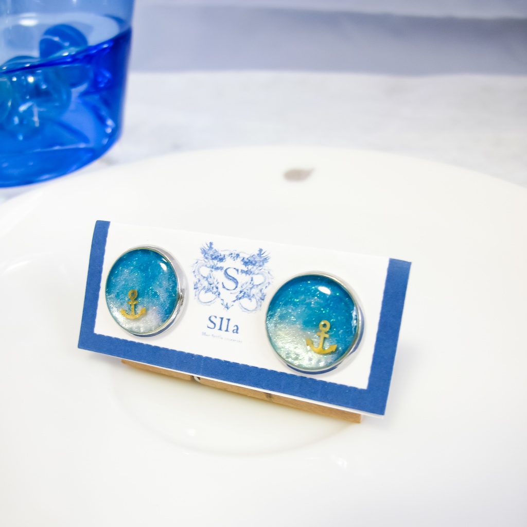 【初夏の海風をまとう水色マリンのカフスボタン】 スカイブルー×ホワイト シルバー金具