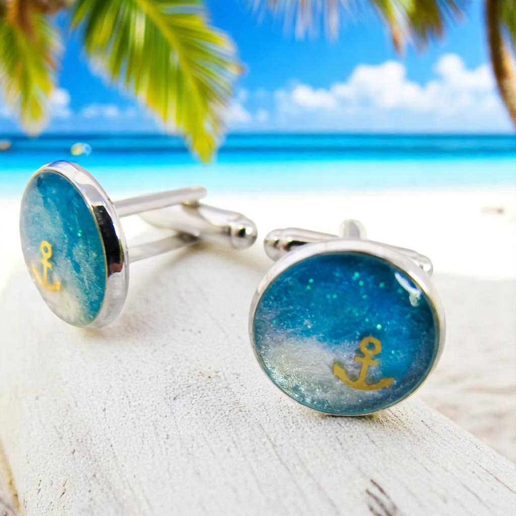 【初夏の海風をまとう水色マリンのカフスボタン】　スカイブルー×ホワイト　シルバー金具