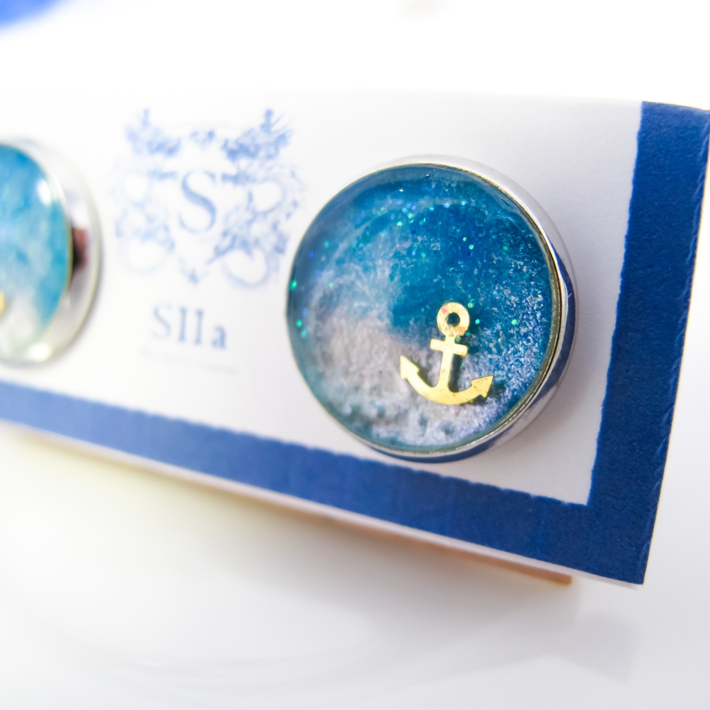 【初夏の海風をまとう水色マリンのカフスボタン】 スカイブルー×ホワイト シルバー金具