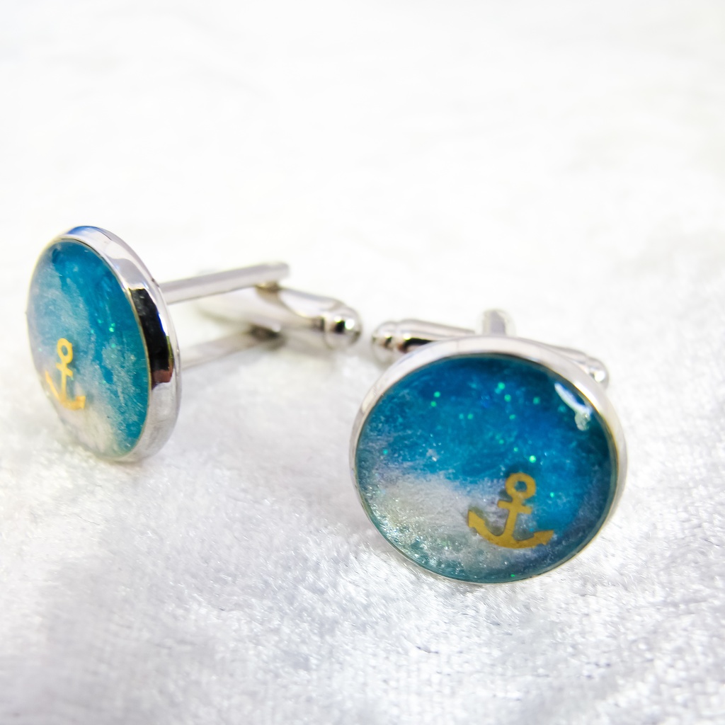 【初夏の海風をまとう水色マリンのカフスボタン】 スカイブルー×ホワイト シルバー金具