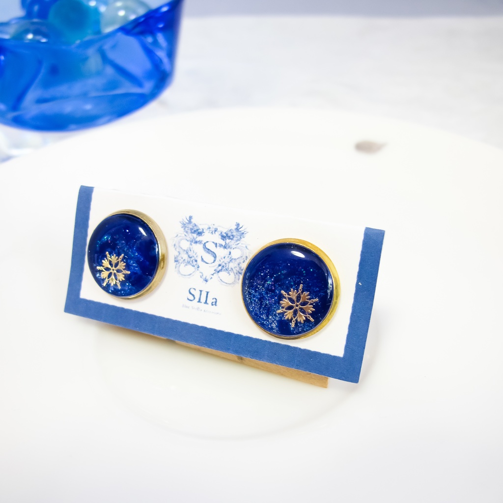 深夜の雪のカフスボタン　ロイヤルブルー×ブルーラメ　ゴールド金具