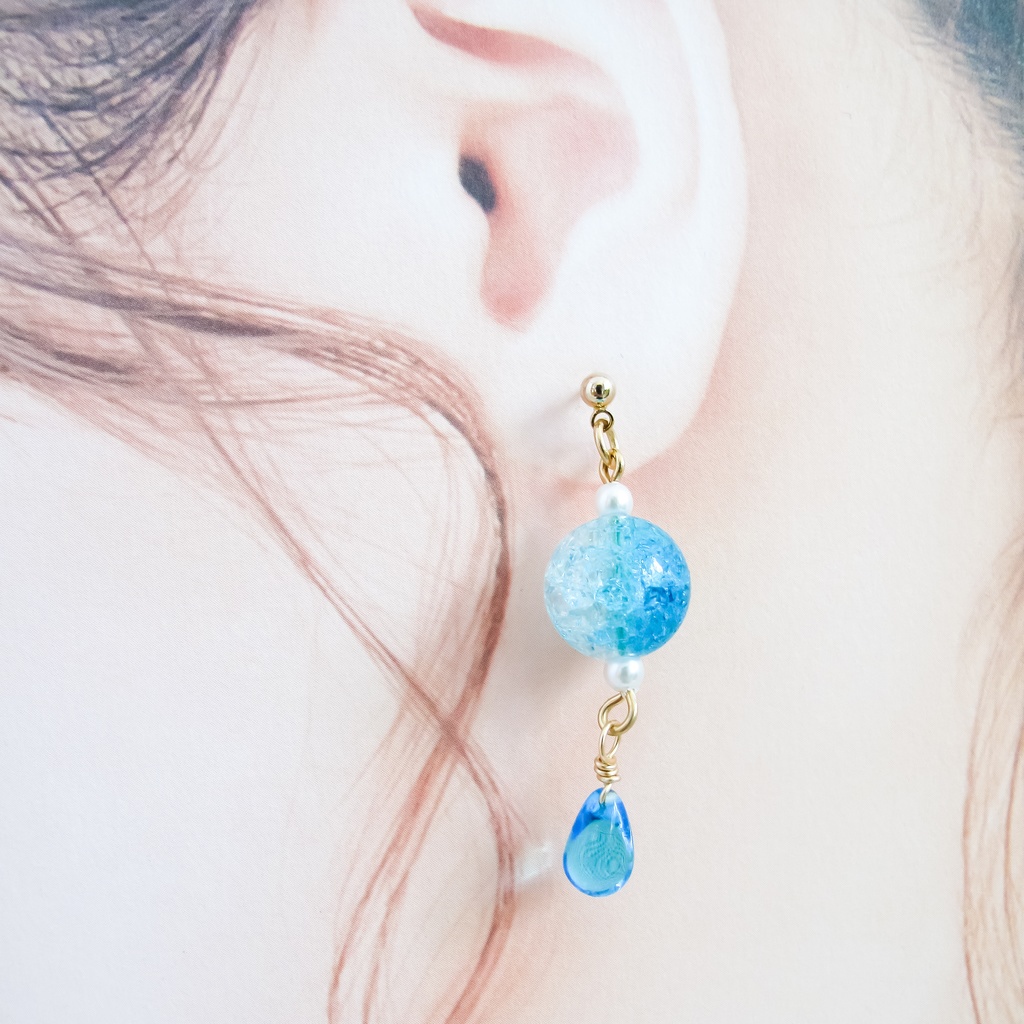 しゅわしゅわブルードロップピアス イヤリング変更可能 ゴールド金具