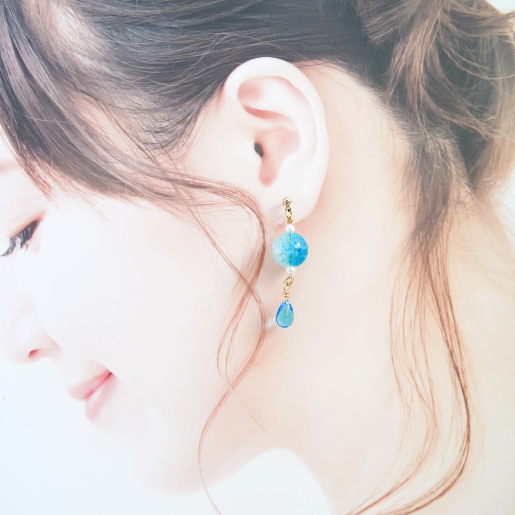 しゅわしゅわブルードロップピアス イヤリング変更可能 ゴールド金具