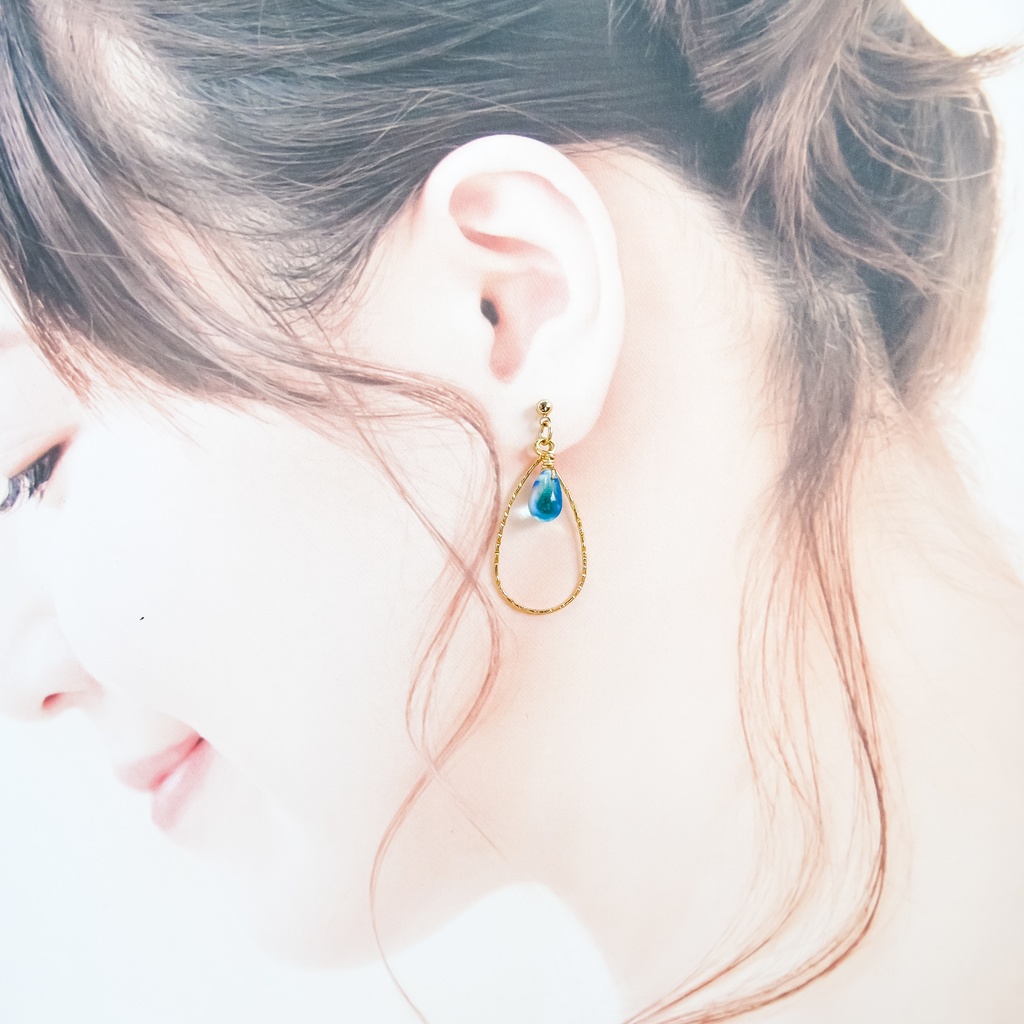 しずく型のチェコビーズのティアドロップピアス スカイブルーオーロラ ゴールド金具 イヤリング変更可能