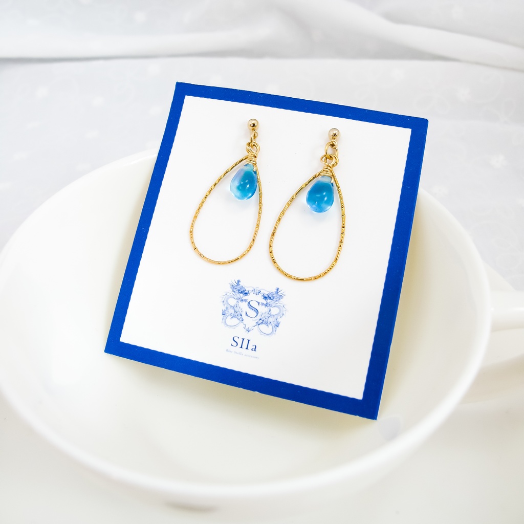しずく型のチェコビーズのティアドロップピアス スカイブルーオーロラ ゴールド金具 イヤリング変更可能
