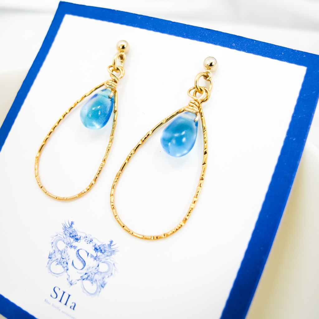 しずく型のチェコビーズのティアドロップピアス スカイブルーオーロラ ゴールド金具 イヤリング変更可能