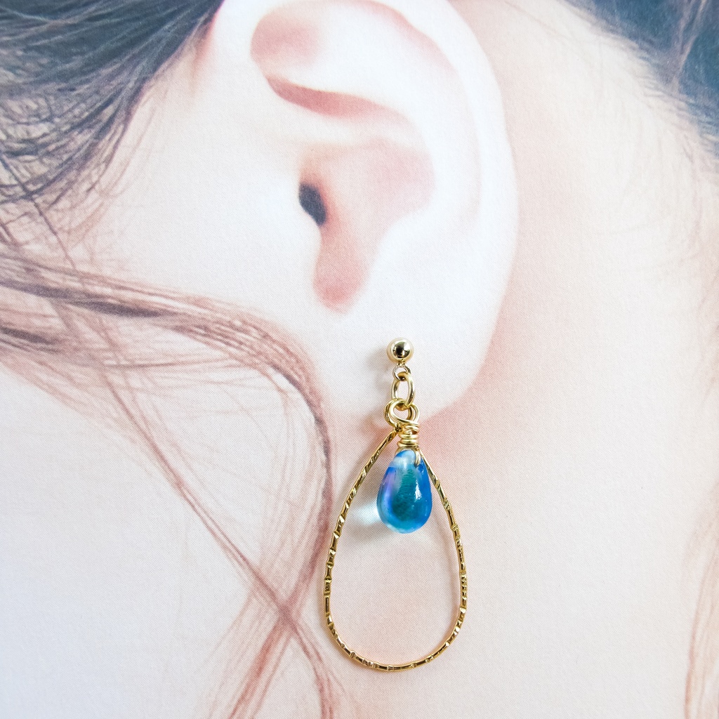 しずく型のチェコビーズのティアドロップピアス スカイブルーオーロラ ゴールド金具 イヤリング変更可能
