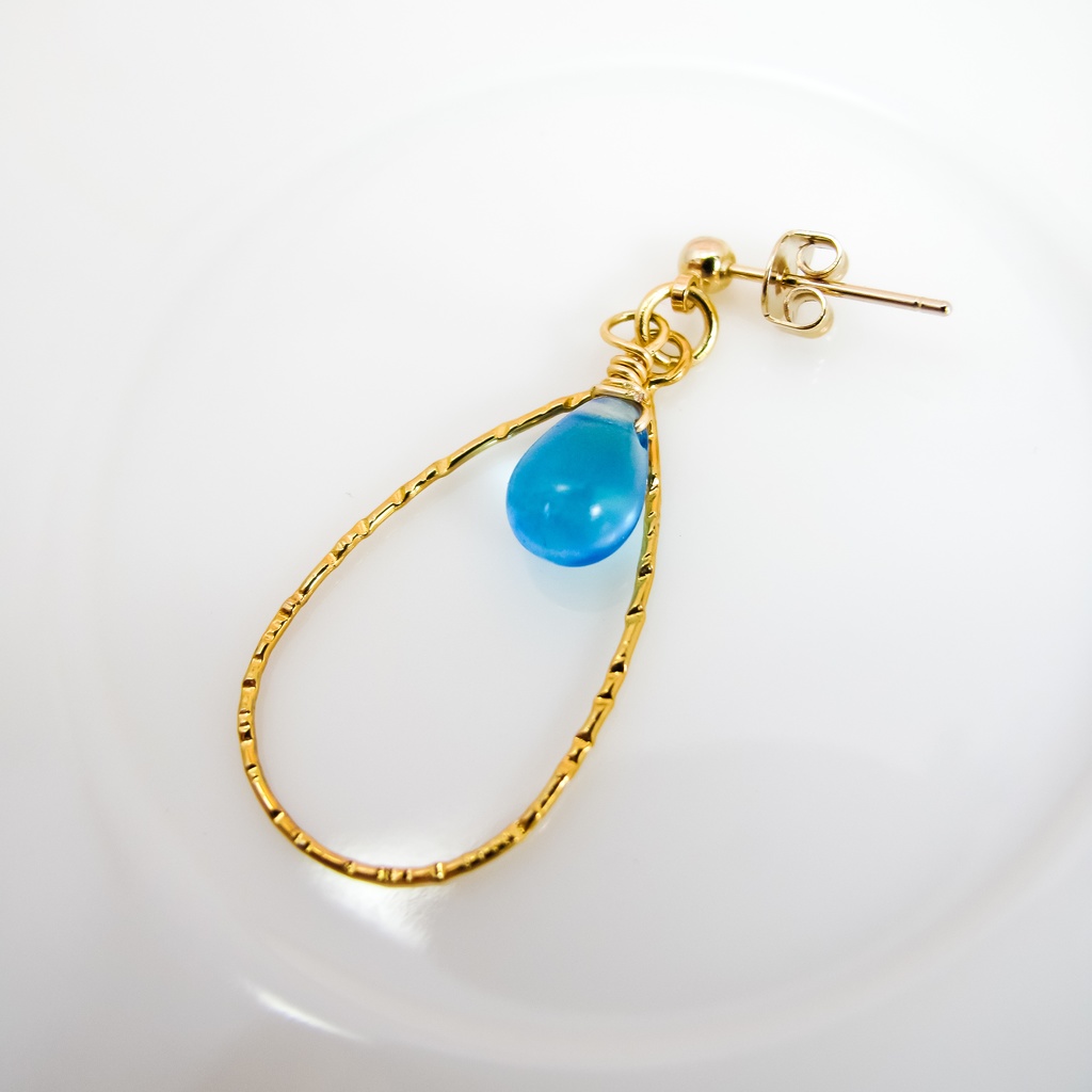 しずく型のチェコビーズのティアドロップピアス スカイブルーオーロラ ゴールド金具 イヤリング変更可能