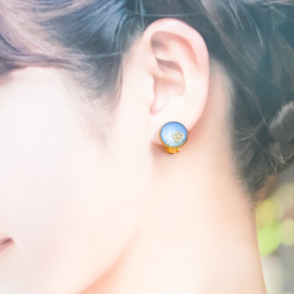 ちいさなまるい 桜イヤリング スカイブルー×メタルホワイト クリップ蝶バネ式