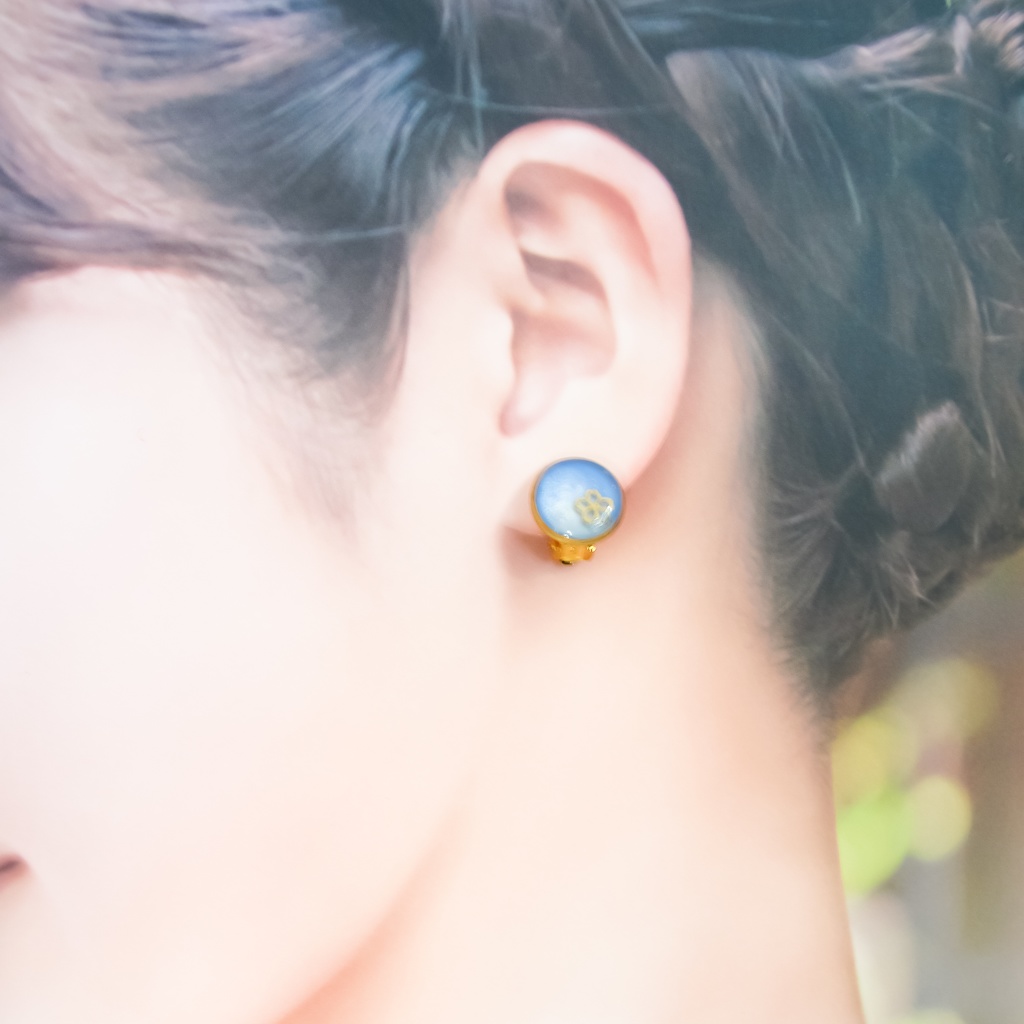 ちいさなまるい 桜イヤリング スカイブルー×メタルホワイト クリップ蝶バネ式