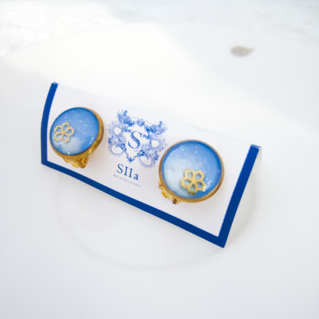 ちいさなまるい 桜イヤリング スカイブルー×メタルホワイト クリップ蝶バネ式