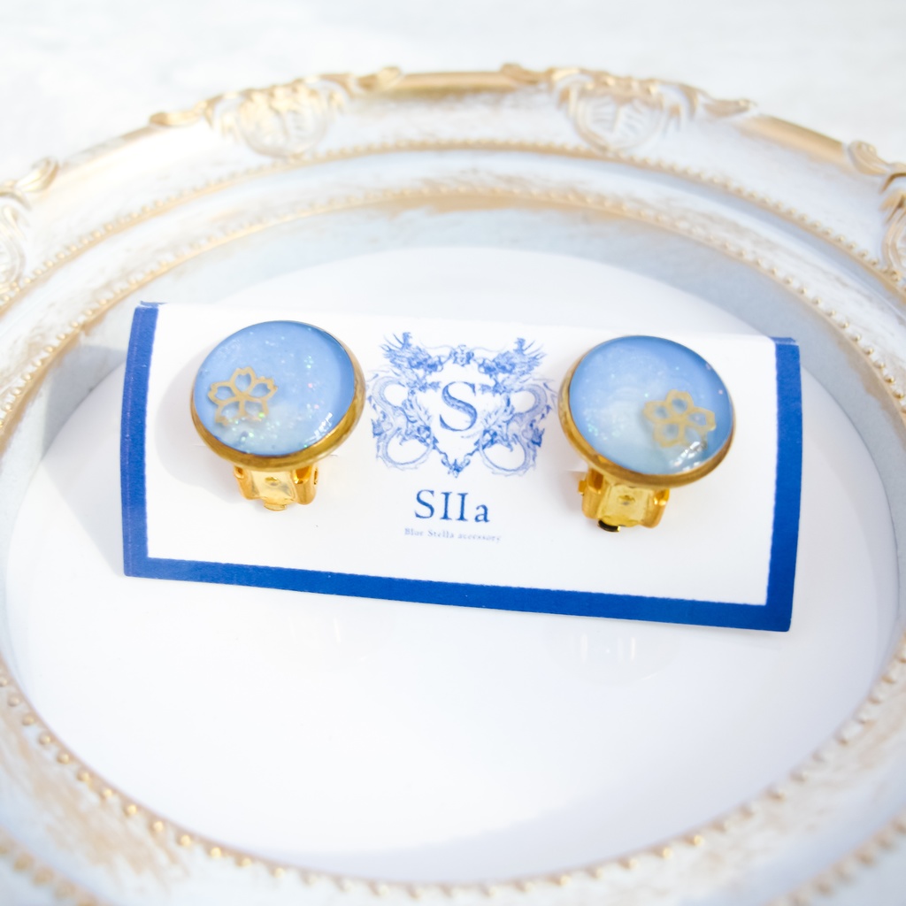 ちいさなまるい 桜イヤリング スカイブルー×メタルホワイト クリップ蝶バネ式