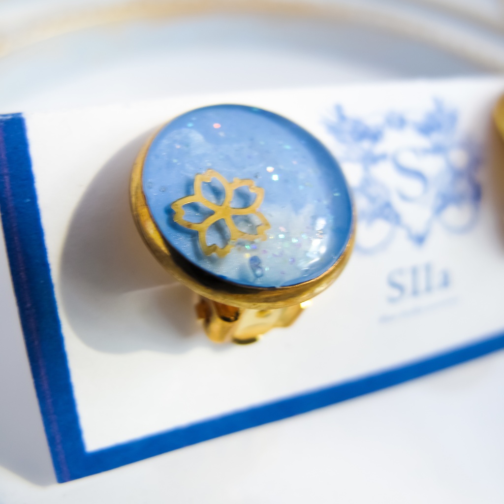 ちいさなまるい 桜イヤリング スカイブルー×メタルホワイト クリップ蝶バネ式