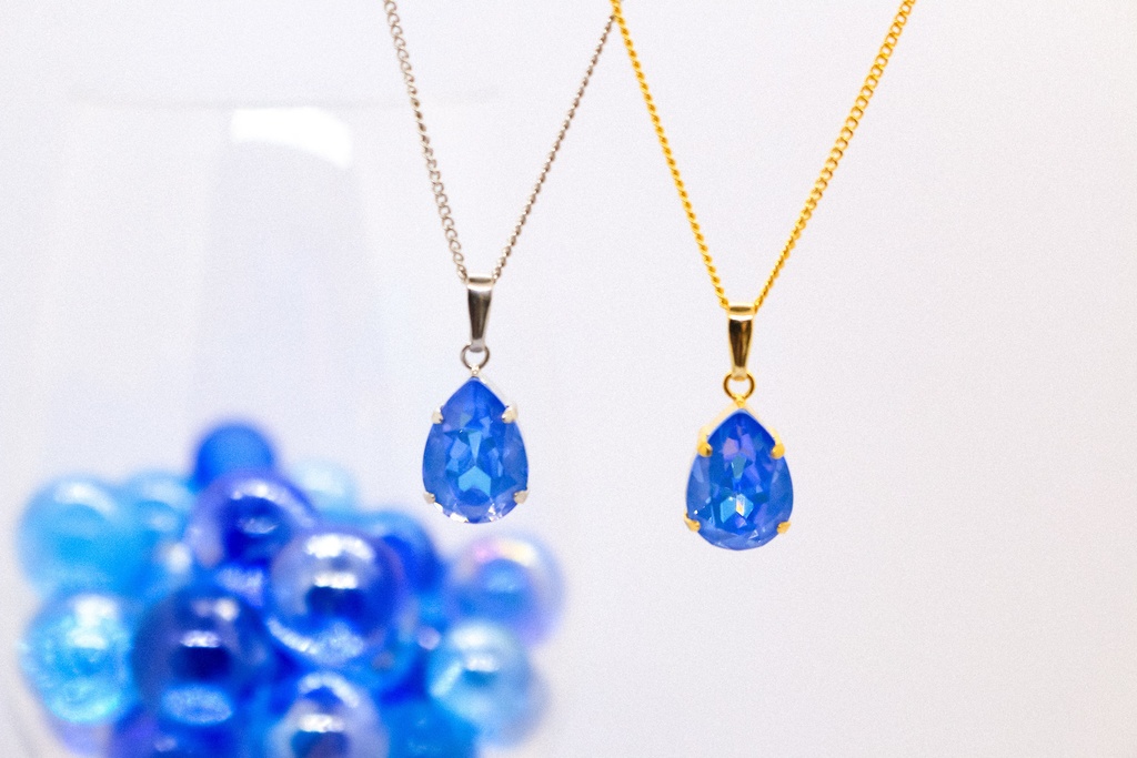 ベアシェイプカット(雫型)のクリスタルガラスのネックレス オーシャンディライト*金具の色が選べます