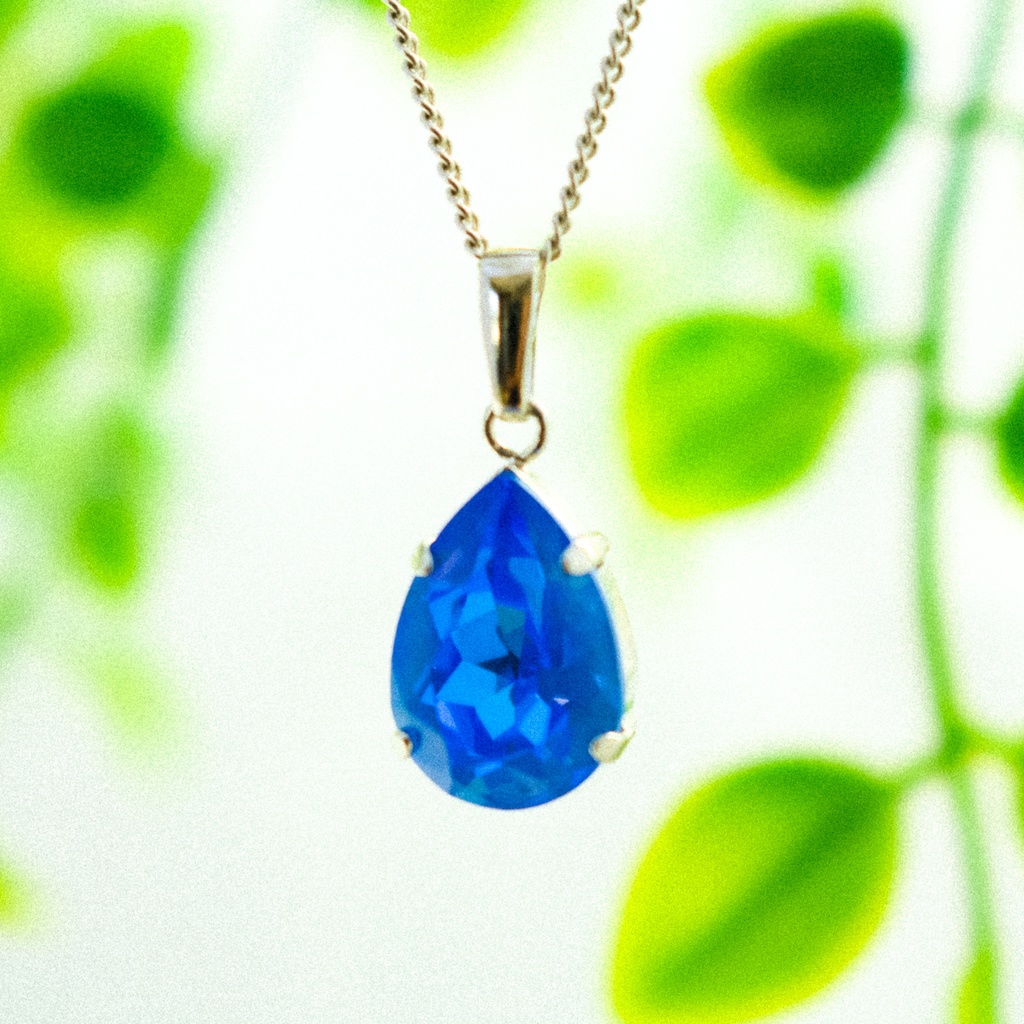 ベアシェイプカット(雫型)のクリスタルガラスのネックレス オーシャンディライト*金具の色が選べます