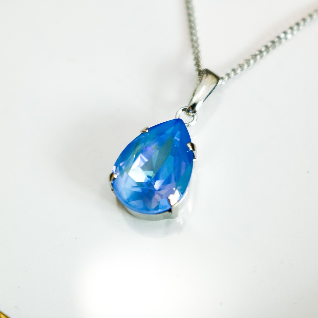 ベアシェイプカット(雫型)のクリスタルガラスのネックレス オーシャンディライト*金具の色が選べます