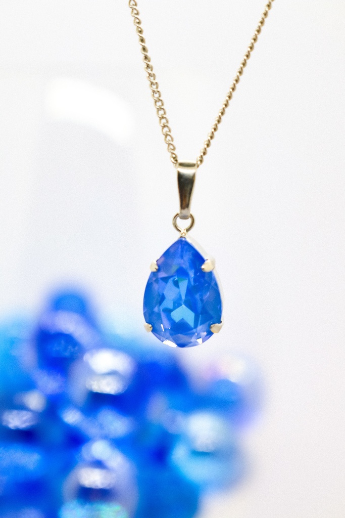 ベアシェイプカット(雫型)のクリスタルガラスのネックレス オーシャンディライト*金具の色が選べます