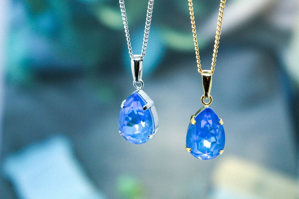 ベアシェイプカット(雫型)のクリスタルガラスのネックレス オーシャンディライト*金具の色が選べます