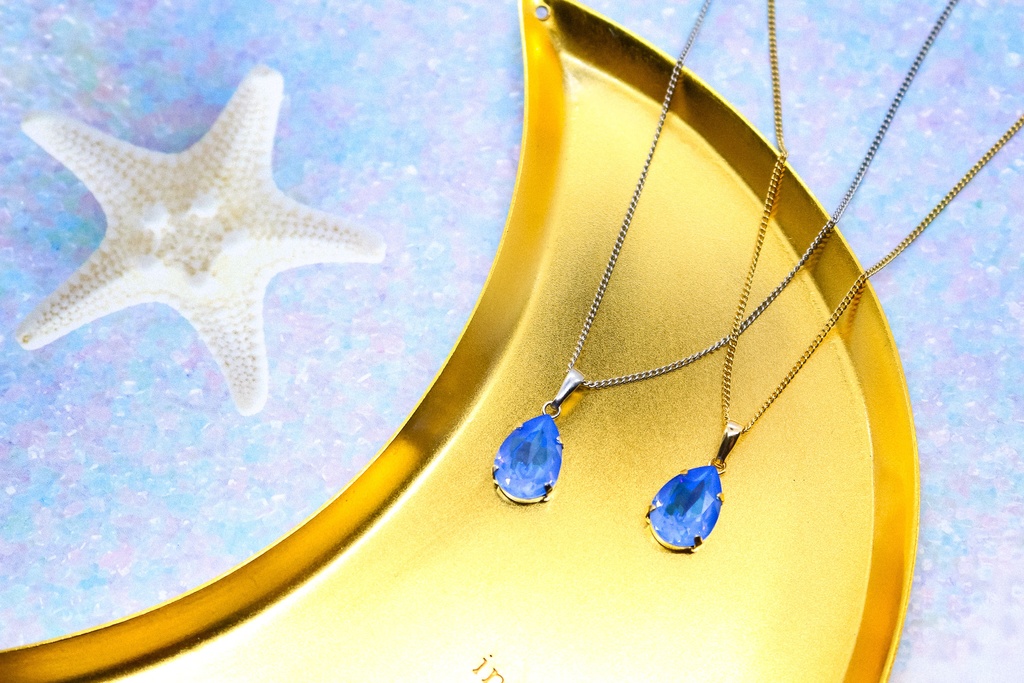 ベアシェイプカット(雫型)のクリスタルガラスのネックレス オーシャンディライト*金具の色が選べます