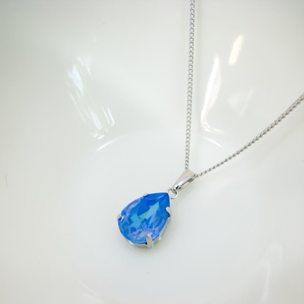 ベアシェイプカット(雫型)のクリスタルガラスのネックレス オーシャンディライト*金具の色が選べます