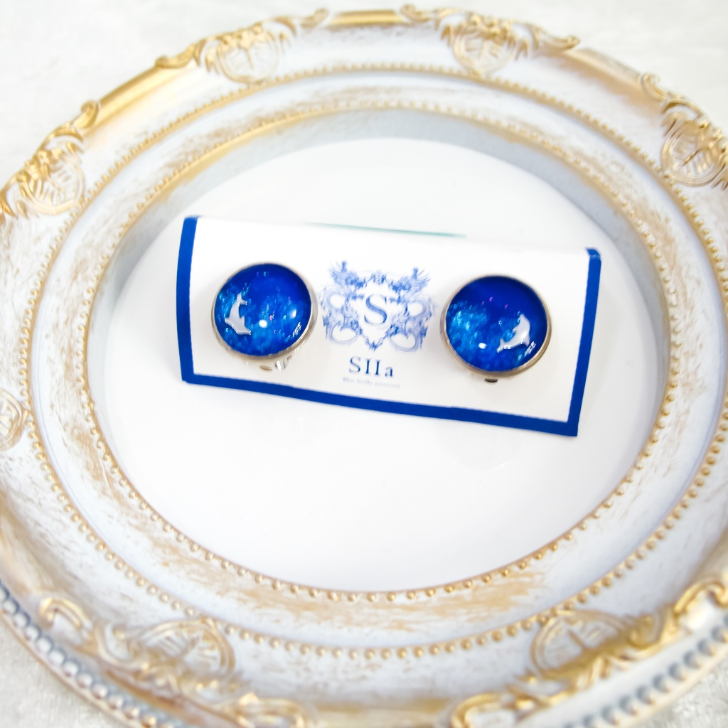 ちいさなまるい いるかのイヤリング カプリブルー×シアンラメ クリップ蝶バネ式